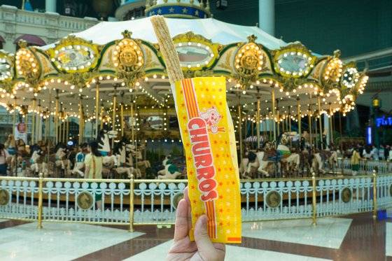 롯데월드 대표 간식 추로스. 30년간 약 2067만개가 팔렸다. 현재 가격은 3000원. 89년엔 700원을 받았다. 백종현 기자