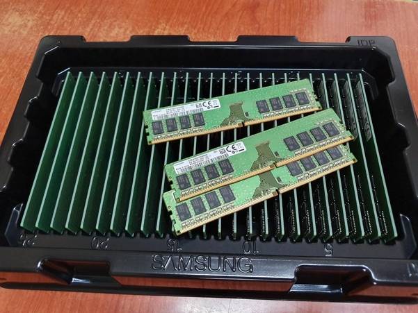 시장 표준 D램으로 불리는 삼성전자 DDR4 8GB PC4-21300. 소매용 D램은 25개들이 상자로 도매상에 유통된 후, 소매상에는 D램 1개를 쿠킹호일로 포장한 ‘벌크’로 전달된다. /윤민혁 기자