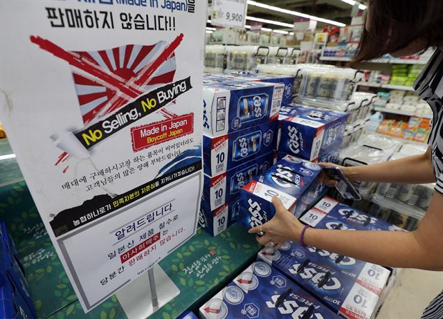 일본제품 불매운동이 전국적으로 활발하게 진행 중인 가운데 12일 서울 하나로마트 창동점 주류 매대에 일본산 맥주를 판매하지 않는다는 안내문이 놓여 있다. 연합뉴스