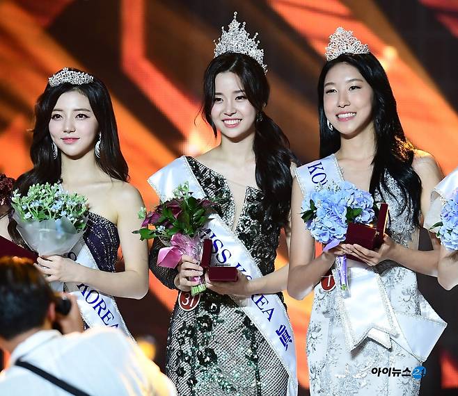 미 신윤아(왼쪽), 선 우희준과 함께.