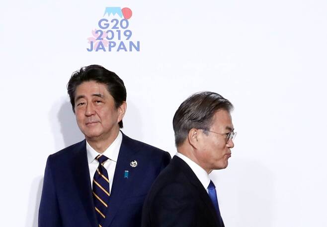 문재인 대통령(오른쪽) G20 정상회의 환영식에서 아베 신조 일본 총리와 악수하고 행사장으로 향하고 있다. /사진=뉴시스