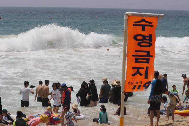 여름 휴가철 성수이인데도 이안류로 인해 수영이 금지된 부산 해운대해수욕장. [연합뉴스]