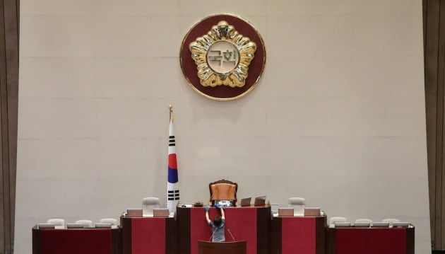 국회의장석 책상을 닦는 청소노동자. 사진=연합뉴스