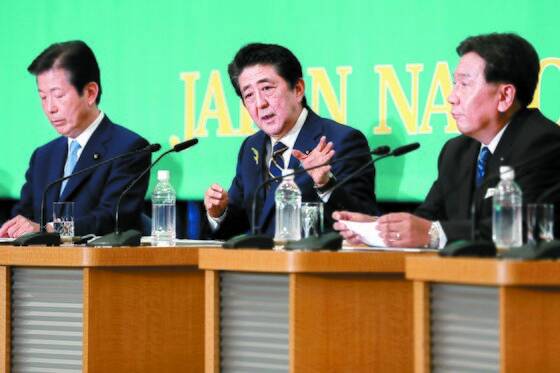 지난 3일 일본기자클럽 토론회에 참석한 아베 신조 일본 총리(가운데). [EPA=연합뉴스]