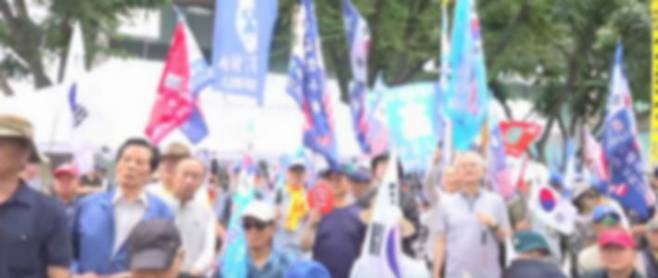 '문재인 하야 촉구' 집회에 참석한 지지자들은 이날 연사의 말에 박수를 보내며 지지하는 모습을 보였다. (사진=뉴스타운TV 유튜브 영상 캡처)