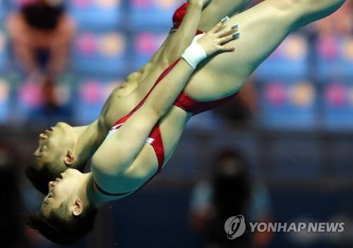 하나되어 (광주=연합뉴스) 윤동진 기자 = 13일 오후 광주 광산구 남부대학교 시립국제수영장에서 열린 2019 광주세계수영선수권대회 혼성 싱크로나이즈드 10m 플랫폼 결승에 출전한 중국의 롄쥔제·쓰야제 조가 연기를 선보이고 있다. 2019.7.13 mon@yna.co.kr