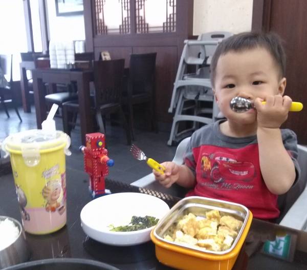 부모에게도 아이에게도 여행은 밥심입니다. ⓒ송이진