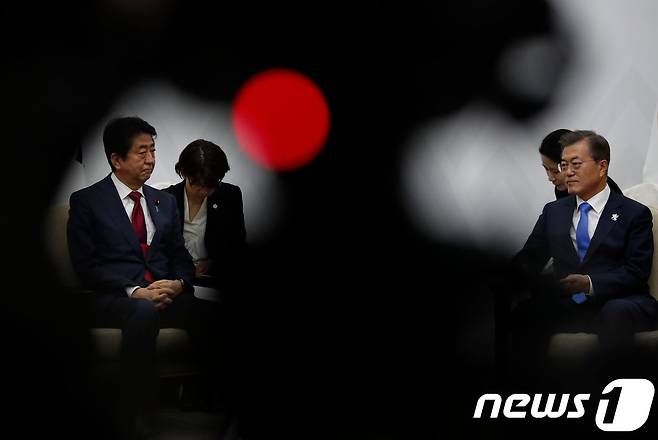 문재인 대통령(사진 오른쪽)과 아베 신조 일본 총리. © AFP=뉴스1