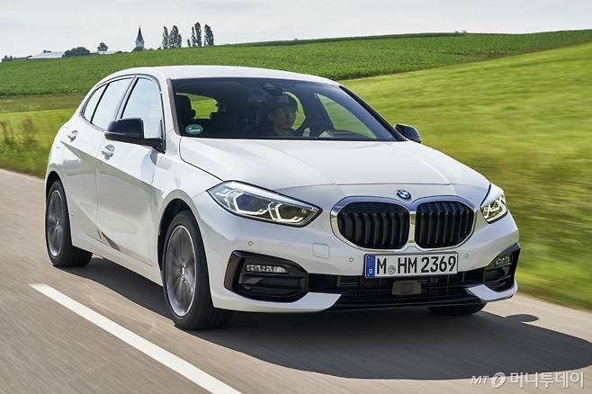 지난 12일(현지시간) 독일 뮌헨에서 본지 기자가 BMW 뉴 1시리즈를 시승하고 있다. /사진제공=BMW