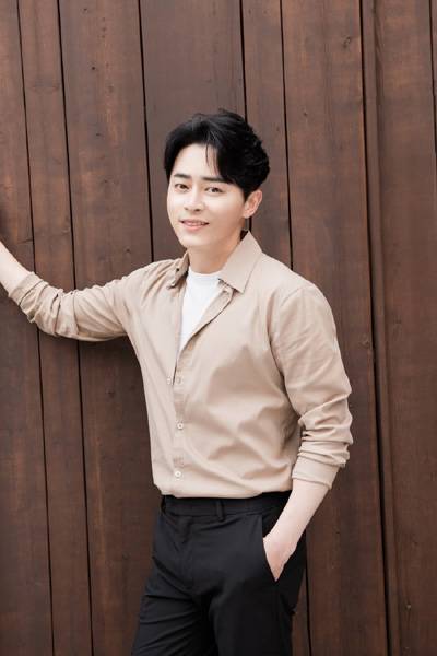 “재미있어서!” 조정석은 좀처럼 연기활동을 쉬지 않는다. 드라마와 영화에 연이어 출연하며 제 길을 꿋꿋하게 걸어간다. 최근 드라마 ‘녹두꽃’을 끝내고 새 영화 ‘엑시트’ 개봉을 앞두고 있다. 곧이어 새 드라마 ‘슬기로운 의사생활’에도 출연한다. 가수이자 아내인 거미는 그의 든든한 버팀목이다. 사진제공|잼엔터테인먼트