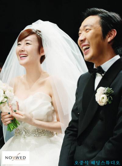 지난 2012년 서울 여의도 63빌딩 그랜드볼룸에서 웨딩마치를 울린 가수 하하(하동훈)와 별(김고은). 사진 연합뉴스