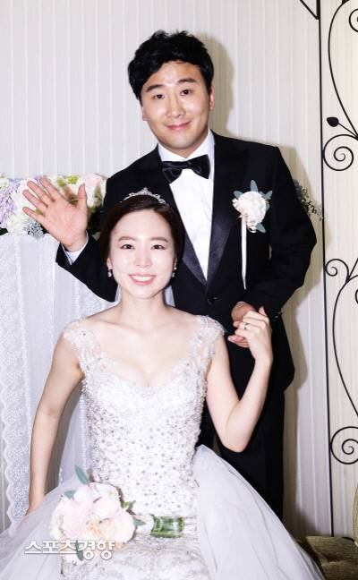 지난해 말 세 자녀 부모가 된 개그맨 이동엽 부부. 사진 경향DB