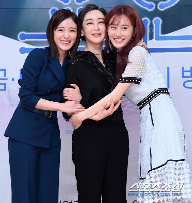 SBS 새 금토드라마 '의사 요한'의 제작발표회가 18일 서울 목동 SBS에서 열렸다. '의사 요한'은 미스터리한 통증의 원인을 흥미진진하게 찾아가는, 통증의학과 의사들의 이야기를 담은 휴먼 메디컬 드라마다. 포토타임을 갖는 이세영 김혜은 정민아의 모습. 목동=허상욱 기자 wook@sportschosun.com/2019.07.18/