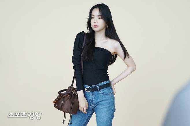 손나은이 사만사타바사 2019 가을/겨울 시즌 화보 촬영에서 남다른 분위기를 드러냈다. 이하 사만사타바사 제공