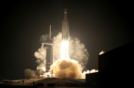 미 민간 우주탐사업체 스페이스X의 팰컨헤비 로켓이 지난달 25일 플로리다주 올랜도 케네디 스페이스 센터에서 발사 중인 모습. /사진=로이터.