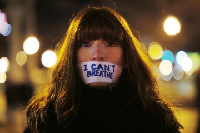 에릭 가너 사망 5개월 후인 2014년 12월 경찰관 대니얼 판탈레오에 대한 대배심의 불기소 처분에 항의하는 집회에 참석한 시민이 'I Can't Breathe' 문구가 적힌 마스크를 하고 있다. 뉴욕=로이터 연합뉴스