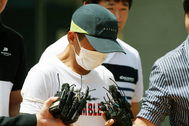 베트남인 아내를 폭행한 혐의로 구속기소된 한국인 남편(36)이 지난 7월 8일 광주지법 목포지원에서 영장실질심사를 받고 돌아가고 있다. 연합뉴스