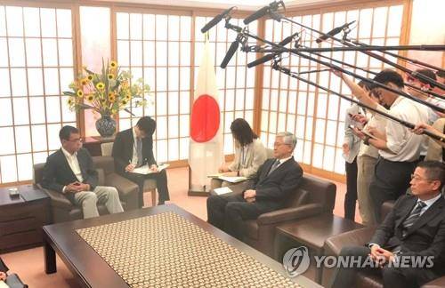 고노 외무상과 대화하는 남관표 주일 한국대사 (도쿄=연합뉴스) 김병규 특파원 = 고노 다로 일본 외무상이 19일 '제3국 중재위원회' 설치 요구에 한국이 응하지 않았다는 이유로 남관표 주일대사(가운데)를 초치해 항의하고 있다.bkkim@yna.co.kr