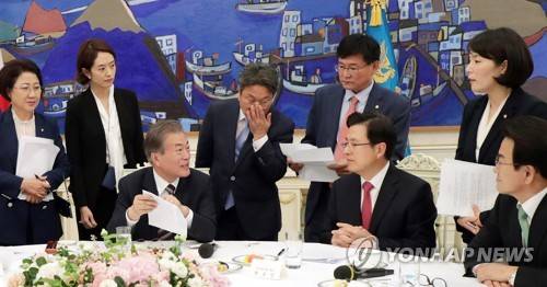머리 맞댄 청와대와 여야 5당 (서울=연합뉴스) 배재만 기자 = 문재인 대통령과 여야 5당 대표가 18일 오후 청와대에서 일본의 경제보복 대책을 논의했다. 회담 후 문 대통령이 당 대표를 비롯해 회의에 배석한 각 당 비서실장, 대변인, 청와대 비서실 관계자 등과 합의문을 논의하고 있다. 2019.7.18 scoop@yna.co.kr