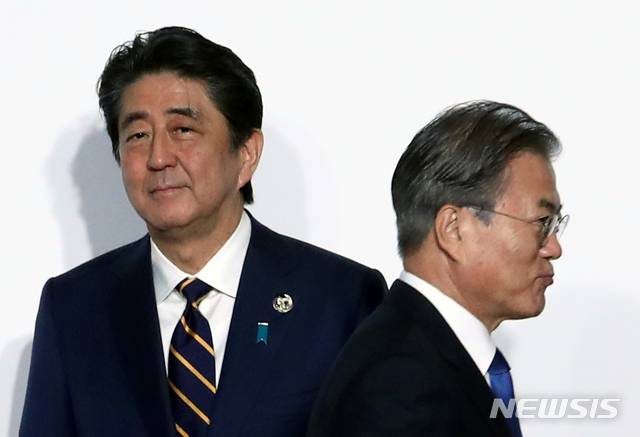 【오사카(일본)=뉴시스】 문재인 대통령이 6월28일 오전 인텍스 오사카에서 열린 G20 정상회의 공식환영식에서 의장국인 일본 아베 신조 총리와 악수한 뒤 행사장으로 향하고 있다. 2019.06.28.