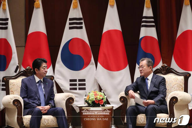지난해 9월25일 문재인 대통령이 미국 뉴욕 파커 호텔에서 아베 신조 일본 총리를 만나 환담을 하고 있다. (청와대 페이스북) 2018.9.25/뉴스1