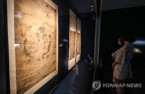 실경산수화 속으로 (서울=연합뉴스) 류효림 기자 = 22일 오후 서울 용산구 국립중앙박물관 특별전시실에서 열린 '우리 강산을 그리다' 화가의 시선, 조선시대 실경산수화 전시 언론공개회에서 참석자들이 전시물을 살펴보고 있다. 2019.7.22 ryousanta@yna.co.kr