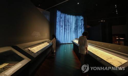 전시 둘러보는 참석자들 (서울=연합뉴스) 류효림 기자 = 22일 오후 서울 용산구 국립중앙박물관 특별전시실에서 열린 '우리 강산을 그리다' 화가의 시선, 조선시대 실경산수화 전시 언론공개회에서 참석자들이 전시물을 살펴보고 있다. 2019.7.22 ryousanta@yna.co.kr