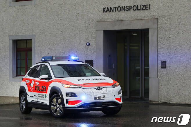 현대자동차 전기차 ‘코나 일렉트릭’이 스위스 생 갈렌(St. Gallen) 주 경찰차로 선정됐다. 현대차는 스위스 생 갈렌 주 경찰에 지난 달까지 총 13대의 ‘코나 일렉트릭’을 공급했다고6월  9일 밝혔다. 13대 중 5대는 순찰차로, 나머지 8대는 일반 업무용으로 사용된다.(현대자동차 제공) 2019.6.9/뉴스1