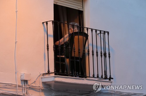 25일 스페인 남부 론다에 있는 한 아파트 발코니에서 더위를 피하는 노인 [로이터=연합뉴스]