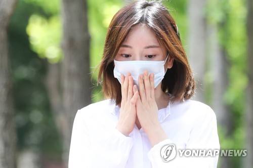 집행유예로 석방되는 황하나 (수원=연합뉴스) 홍기원 기자 = 마약 투약 혐의로 구속기소 된 남양유업 창업주 외손녀 황하나(31) 씨가 1심에서 징역 1년에 집행유예 2년을 선고받고 19일 오전 경기도 수원시 팔달구 수원구치소에서 나오고 있다. 2019.7.19 xanadu@yna.co.kr
