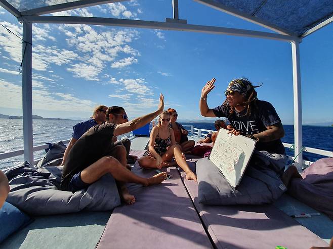 스쿠버다이빙 나가는 배에서 강사가 여행자들에게 다이빙 코스를 설명하고 있다. 최승표 기자