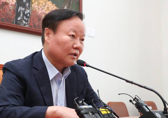 한국당 소속 김재원 국회 예결위원장은 추경 심사 중단을 선언했다. 정부가 부실한 자료만 제출하며 국회의 재정통제권에 도전한다며, 추경 지연의 책임은 정부와 여당에 있다고 비판했다.