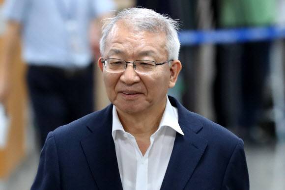 양승태 전 대법원장이 법원의 직권 보석 결정으로 풀려난지 하루만 인 23일 서울 서초구 서울중앙지법에서 열린 사법행정권 남용 관련 속행공판에 출석하고 있다. 연합뉴스 양승태 전 대법원장이 법원의 직권 보석 결정으로 풀려난지 하루만 인 23일 서울 서초구 서울중앙지법에서 열린 사법행정권 남용 관련 속행공판에 출석하고 있다. 연합뉴스
