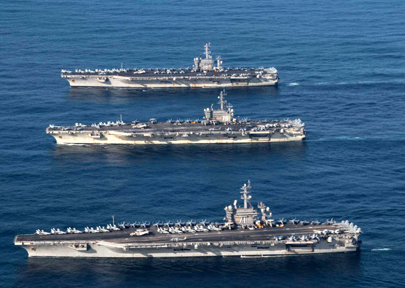 12일 미국의 핵 추진 항공모함 3척이 12일 동해상의 한국작전구역(KTO)에 모두 진입해 우리 해군 함정과 고강도 연합훈련을 하고 있다. 2017.11.12 미국 7함대 페이스북