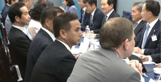지난 26일 워싱턴에서 열린 한·미·일 의원회의에서 굳은 표정으로 앉아있는 자민당 야마모토 고조중의원 의원(8선·맨 왼쪽). 그는 ’한·일 갈등을 대화와 협상으로 신속히 해결하자“는 결론을 나 홀로 거부했다. 오른쪽 위는 회의에 참석해 일본 측 의원을 보고 있는 정세균 의원. 정효식 특파원