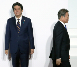 한·일 정상은 지난 6월 28일 일본 오사카 주요 20개국(G20) 정상회의 때 악수만 한 채 회담은 하지 않았다. 뉴시스
