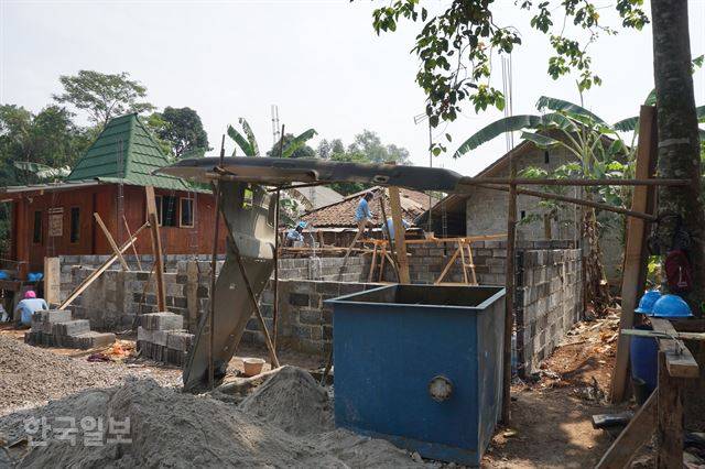우리나라 환경부 산하 환경공단이 동남아 최대 쓰레기 매립지가 있는 인도네시아 반타르그방 지역의 투나스물리아자연학교에 짓고 있는 컴퓨터교실 공사 현장.
