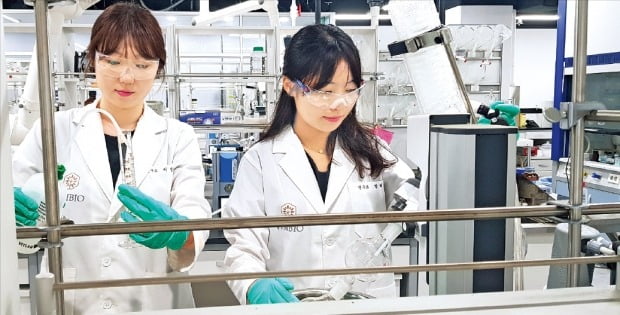 바이오마커 기반 항암제 개발업체인 웰마커바이오 연구원들이 서울 문정동 본사 연구실에서 신약 실험을 하고 있다. 이 회사는 최근 벤처캐피털로부터 180억원 규모의 투자를 유치했다.  /웰마커바이오 제공