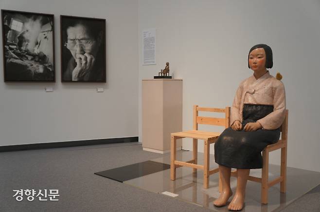 ‘평화의 소녀상’이 1일 일본 나고야에서 개막된 ‘아이치 트리엔날레 2019’의 ‘표현의 부자유-그후’에서 전시되고 있다. 왼쪽은 사진가 안세홍의 위안부 피해자 할머니 사진. 나고야|김진우특파원