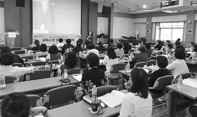 노인 성교육 성 상담사 양성 교육 중인 배 대표, 이런 상담사 양성이 행복한 삶을 위한 긍정적인 대안이 된다.