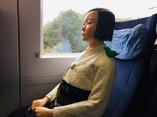 독일에서 기차를 탄 '평화의 소녀상' [베를린=연합뉴스]