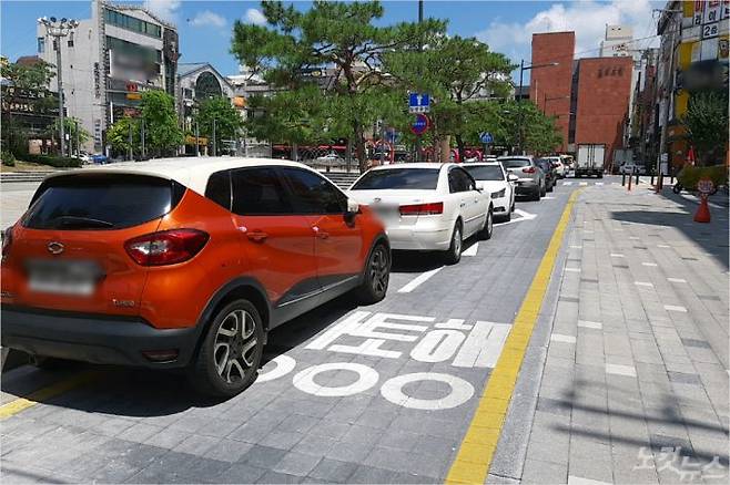 청주시가 보행환경조성사업을 추진한 용암동 용암광장. 일방통행 도로에 주차 차량이 빼곡히 들어서 있다. (사진=청주CBS 최범규 기자)