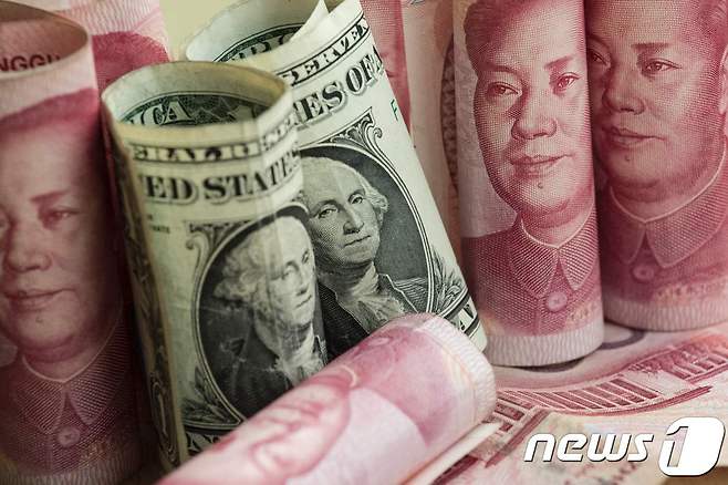 미국 달러와 중국 위안화. © AFP=뉴스1