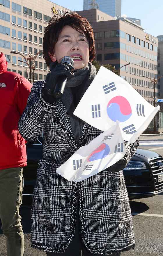 주옥순 엄마부대 대표가 2016년 12월 서울 여의도 국회 앞에서 발언하고 있다./사진=뉴스1