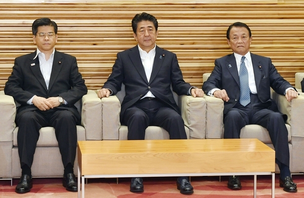 지난 2일 일본 정부가 한국을 화이트리스트 국가에서 제외하는 내용의 각의 결정을 하기 위해서 아베 신조 총리(가운데)와 각료들이 모여 있다. 교도 연합뉴스