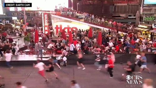 타임스스퀘어 광장에서 '총격오인'으로 도망치는 시민과 관광객들 [CBS방송 홈페이지 캡처]