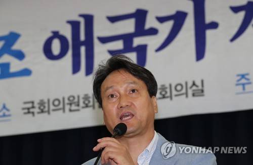 인사말하는 안민석 위원장 (서울=연합뉴스) 이진욱 기자 = 8일 국회 의원회관에서 열린 '안익태 곡조 애국가, 계속 불러야하나?' 공청회에서 국회 문화체육관광위원장인 더불어민주당 안민석 의원이 인사말을 하고 있다. 2019.8.8 cityboy@yna.co.kr