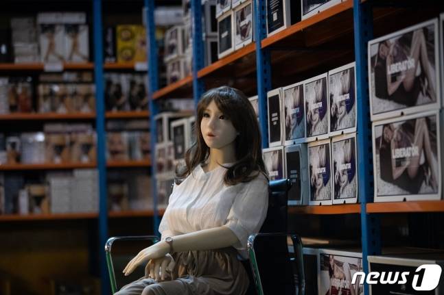 서울 강서구에 위치한 리얼돌 수입업체 부르르닷컴 물류창고에 전시된 리얼돌/사진=뉴스1