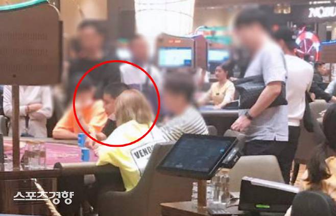 온라인 커뮤니티에서 확산된 철구 해외 원정 도박 의혹 사진에 다른 유명 BJ들의 모습도 담겼다. 온라인 커뮤니티 캡처
