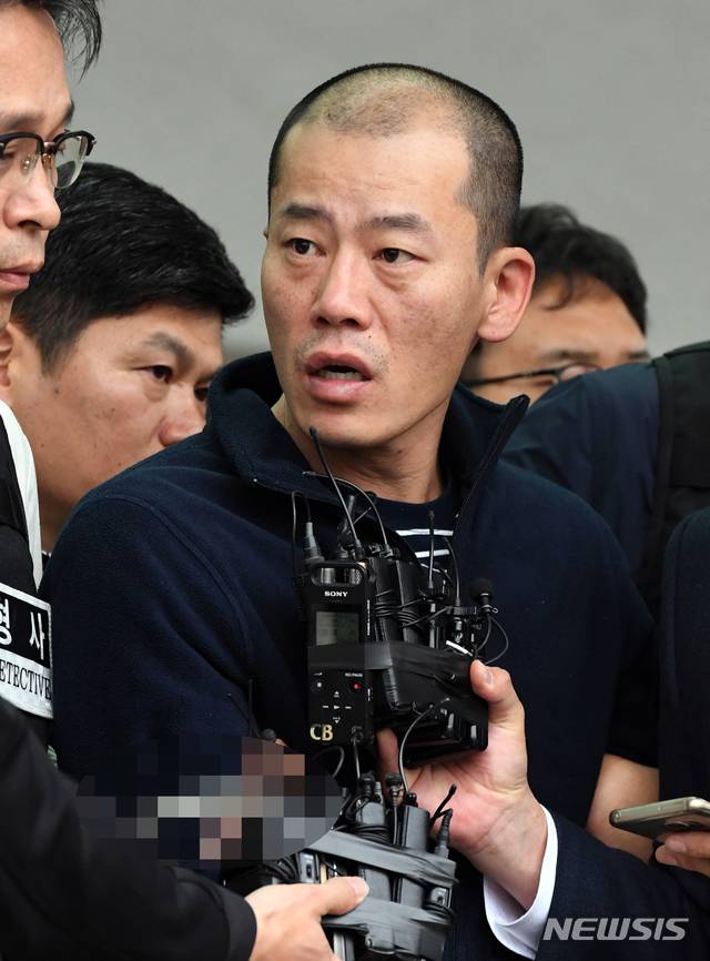 【진주=뉴시스】 차용현 기자 = 지난 17일 경남 진주시 한 아파트에서 방화 및 흉기난동 사건을 벌인 안인득(42)씨가 19일 오후 치료를 받기 위해 진주경찰서 유치장에서 나와 병원으로 이동하고 있다. 경남지방경찰청은 지난 18일 신상공개심의위원회를 열고 안 씨의 이름·나이· 얼굴 등을 공개하기로 결정했다. 2019.04.19. con@newsis.com